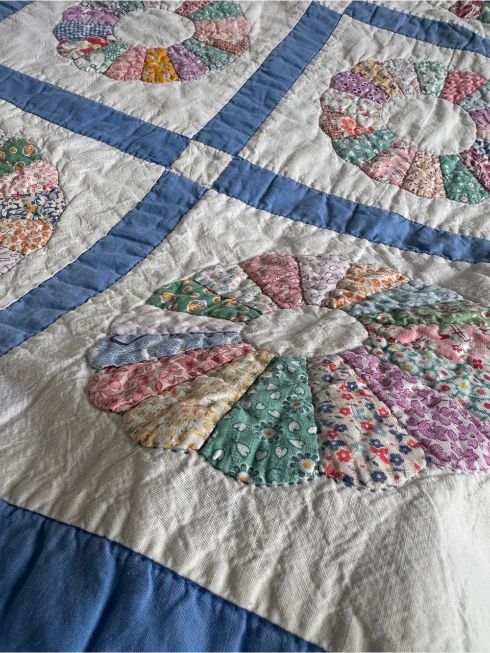 Hand stitched dresen plate blue sashing quilt 70" x 83" vintage pastel floral - Picture 4 of 6